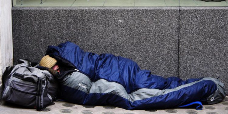 Napoli, clochard morto in strada: è la prima vittima dell’inverno 2023