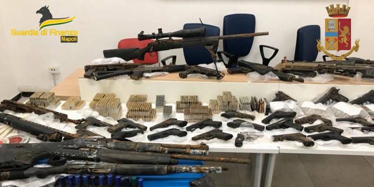 VIDEO-Trovato l’arsenale del narcos Imperiale, 53 armi e migliaia di munizioni