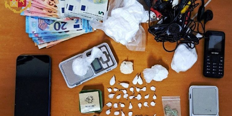 Napoli est, controlli della polizia: perquisizioni, arresti e denunce