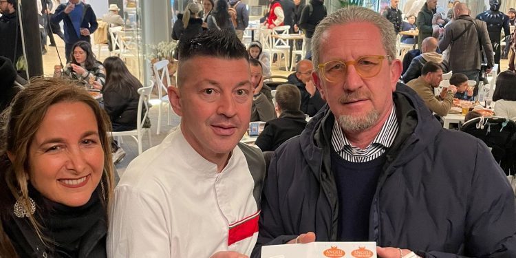 Errico Porzio realizza il suo sogno: inaugurata la pizzeria sul lungomare di Napoli. Pasti gratis ai senzatetto