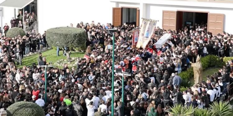 A Pianura i funerali di Francesco Pio Maimone: chiesa gremita, dolore e commozione
