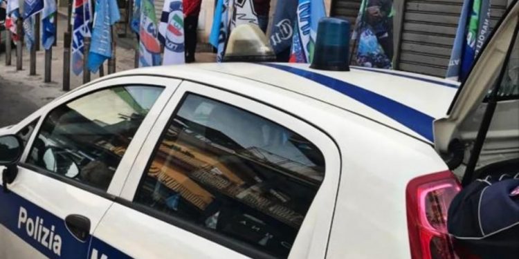 Arzano, blitz della Polizia locale: maxi-sequestro di bandiere e gadget del Napoli