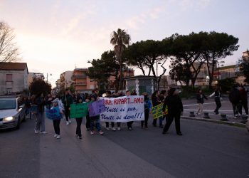 Barra: centinaia di cittadini marciano tra le strade del quartiere