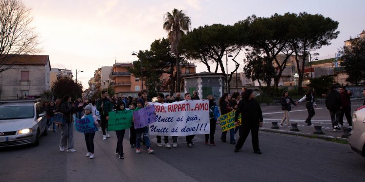 Barra: centinaia di cittadini marciano tra le strade del quartiere