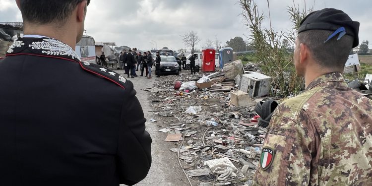 Blitz di Carabinieri ed Esercito nel campo nomadi di Giugliano