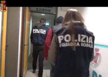 Napoli, green pass falsi alla figlia del boss per trascorrere il capodanno a Dubai: arresti domiciliari per due medici