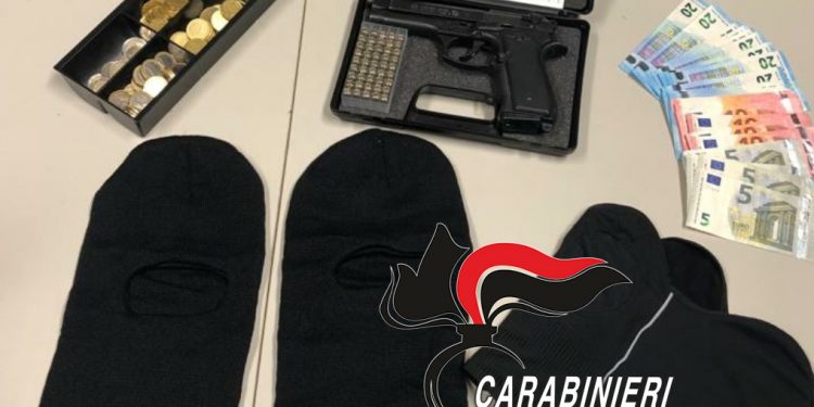 Rapina in tabaccheria nel napoletano, uno dei malviventi catturato in auto con parte dell’incasso e una pistola