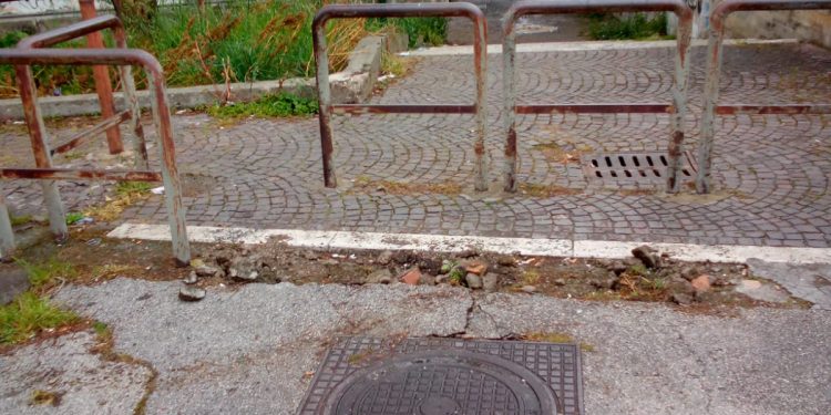 Ponticelli: dissuasori falciati, pusher in azione per garantirsi “vie di fuga”