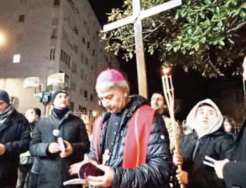 La “settimana Santa” di Ponticelli: dall’agguato di camorra alla via Crucis con l’arcivescovo Battaglia