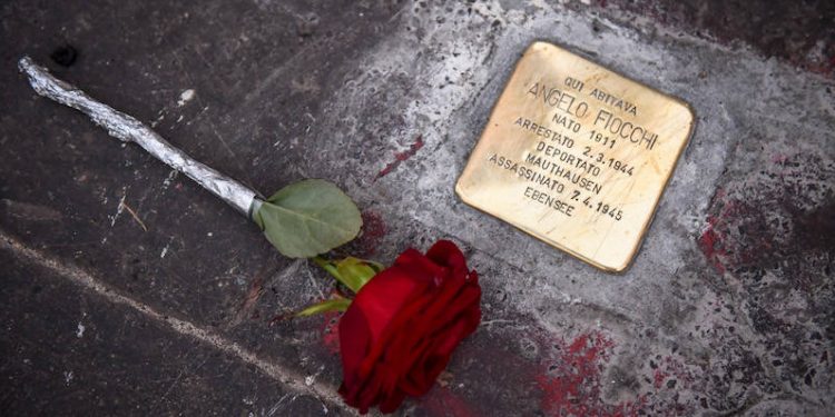 Festa della Liberazione, il Sindacato dei giornalisti campano in piazza Borsa sulle pietre di inciampo