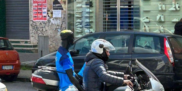 Ponticelli: sullo scooter con il manichino di Osimhen, le immagini diventano virali