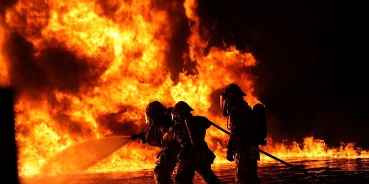 Incendio nella notte a Ponticelli: a fuoco la casa dei Casella