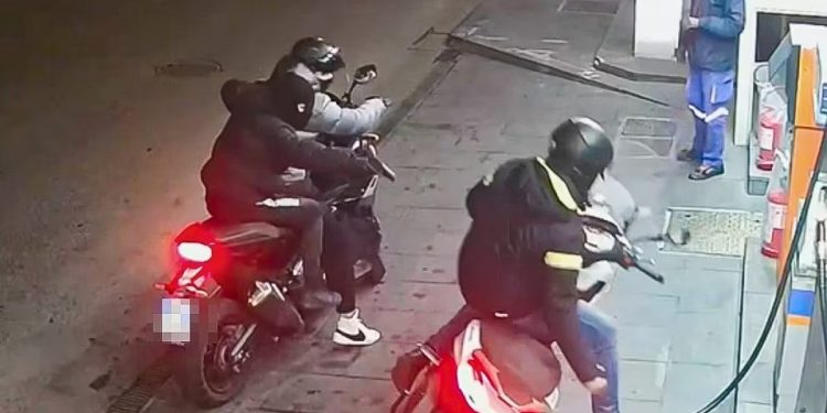 VIDEO-San Giovanni a Teduccio: gambizzato per aver difeso lo scooter, le immagini della rapina