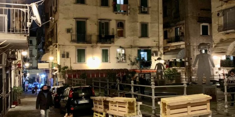 Notte di sangue a Napoli: donna ferita alla gola durante rapina, aggrediti altri 4 giovani