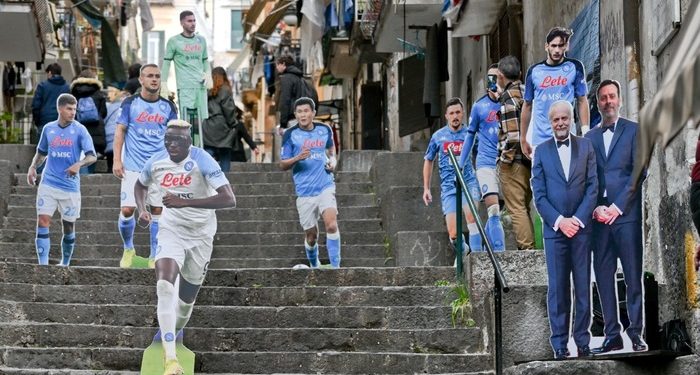 Ai Quartieri Spagnoli la gigantografia del boss arrestato accanto ai calciatori del Napoli