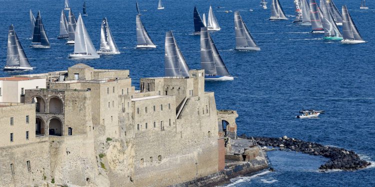 Al via la 68esima edizione della “Tre Golfi”, 100 vele al largo di Castel dell’ovo