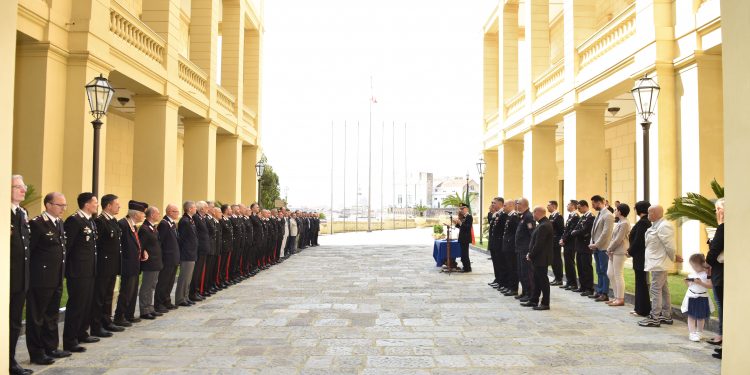 Cerimonia di consegna onorificenze ed encomi ai Carabinieri della Legione “Campania”