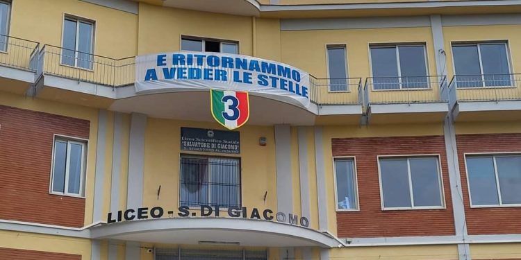 Festa-scudetto a San Sebastiano: il liceo cita Dante, la Salvemini autorizza maglie del Napoli