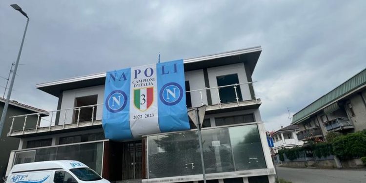 Mega-striscione del Napoli in Brianza diventa attrazione