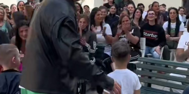 Festa della mamma speciale al carcere femminile di Pozzuoli con Franco Ricciardi