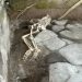 Scavi di Pompei, scoperti tre nuovi scheletri: due adulti e un bambino scappati in un panificio