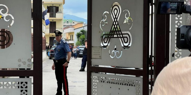 Acerra, Bmbambina di 5 anni precipita dal terzo piano e muore