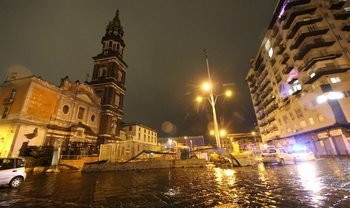 Notte di sangue a Napoli: 45enne gambizzato a Volla, 21enne di Ponticelli ferito a piazza Mercato