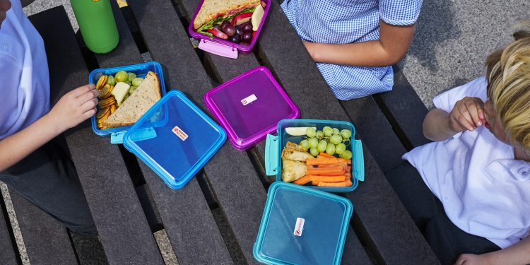 Applicare etichette termoadesive su tessuti delicati: come farlo senza danneggiare i vestiti dei bambini 