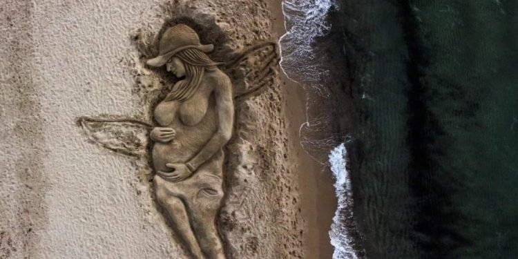 Artista sardo dedica una scultura di sabbia a Giulia Tramontano
