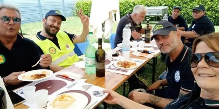 Nek e Cesare Cremonini spalano fango in incognito in Romagna: ‘Siamo volontari come gli altri’