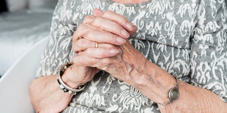 “Nonna sono nei guai con la polizia postale, prepara 5mila euro”: truffa sventata dai carabinieri a Ischia