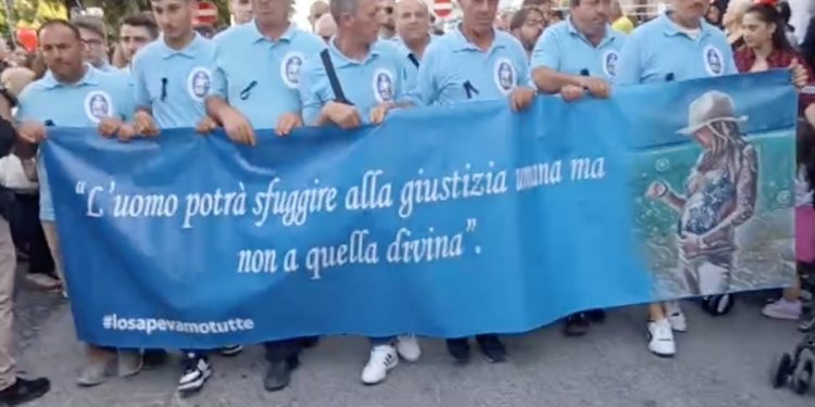 Sant’Antimo: la fiaccolata in memoria di Giulia Tramontano nel giorno dell’omicidio dei due cognati