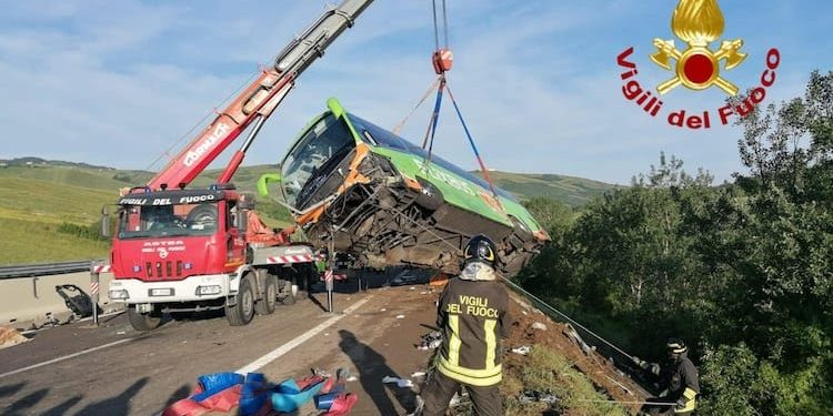 A16 Napoli-Canosa, pullman contro auto: un morto e 14 feriti