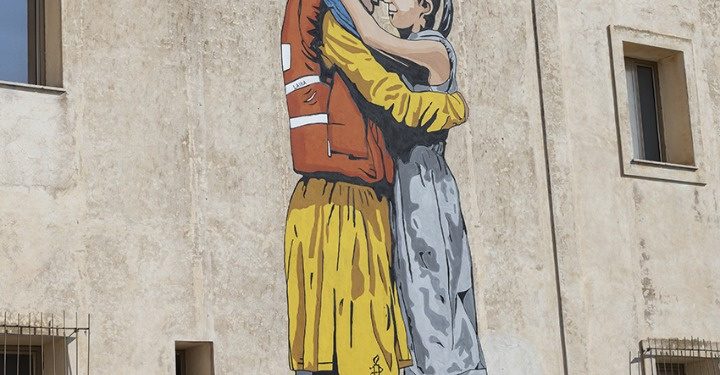 Street Art: Laika inaugura murale a Lampedusa in collaborazione con Amnesty Italia