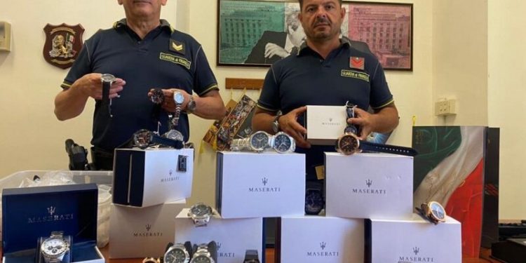 VIDEO-Guardia di Finanza Napoli, operazione “Ora esatta”: sequestrati più di 500 orologi contraffatti