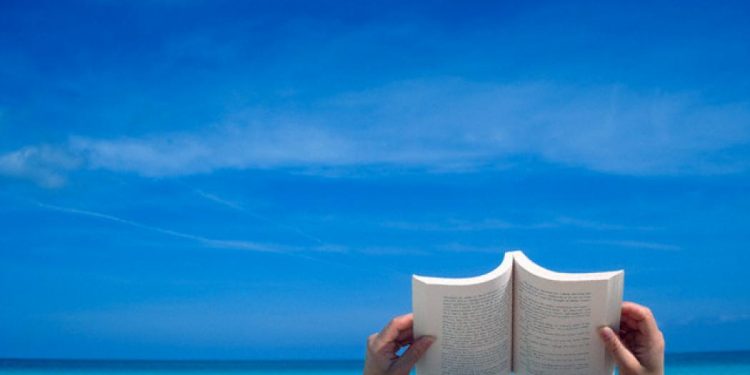 Estate 2023, dal Premio Strega ai manuali per cambiare vita: i libri da leggere sotto l’ombrellone