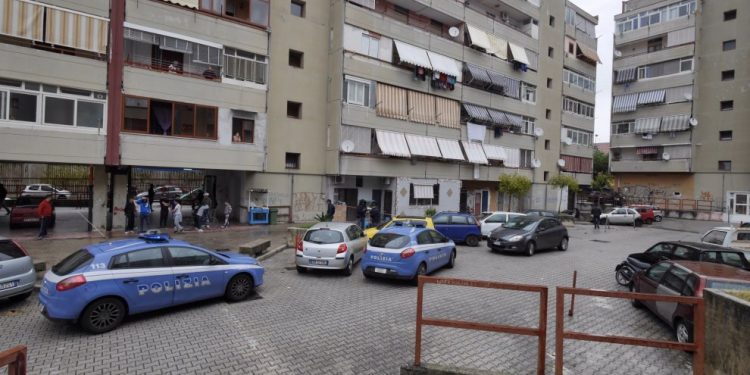 Latitante arrestato nel Conocal di Ponticelli: gente in strada per evitare la cattura