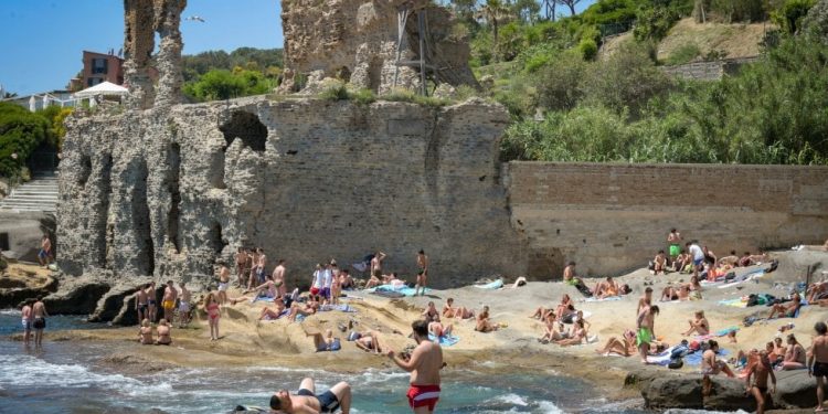 42enne accoltellato da due 15enni sugli scogli di Marechiaro: è grave