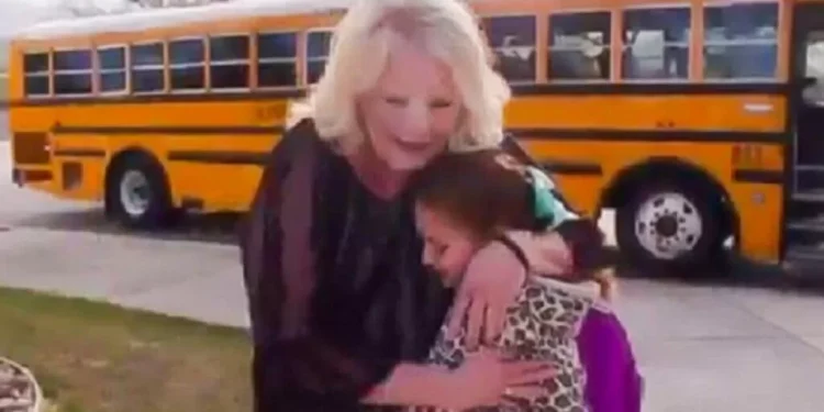 Rimane senza la mamma: ogni mattina la donna che guida lo scuolabus le pettina i capelli