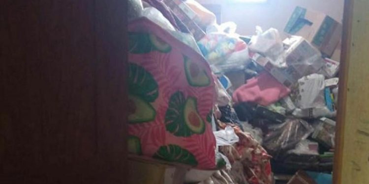 Caserta, madre e figlia “sepolte in casa” da acquisti online compulsivi: salvate dai carabinieri