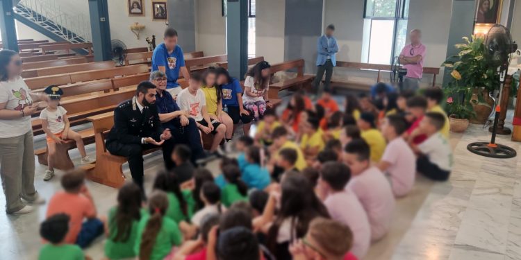 Parco Verde di Caivano: bambino abbraccia carabiniere che gli ha arrestato il padre