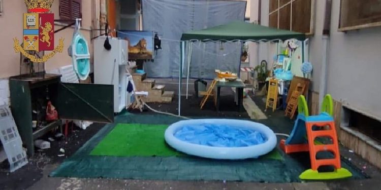Barra: 31enne accampata nel cortile di una scuola, denunciata dalla polizia
