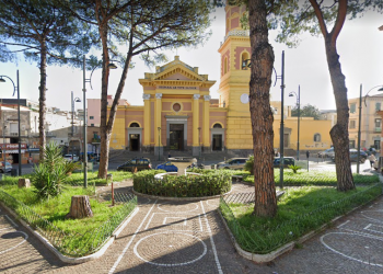 Ponticelli, tentano di rubare il furgone a un addetto alla manutenzione del verde in piazza Aprea