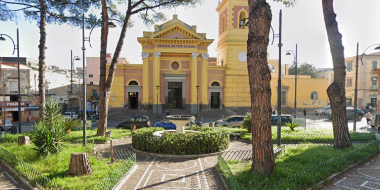 Ponticelli, tentano di rubare il furgone a un addetto alla manutenzione del verde in piazza Aprea