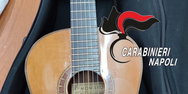 Napoli, carabinieri ritrovano chitarra rubata a musicista dopo 10 anni