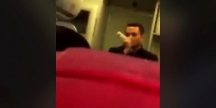 VIDEO-Sul volo non funziona la musica, lo steward si mette a cantare: la performance diventa virale