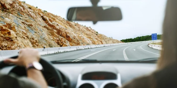 Viaggiare in auto, 5 consigli da seguire per partire sicuri