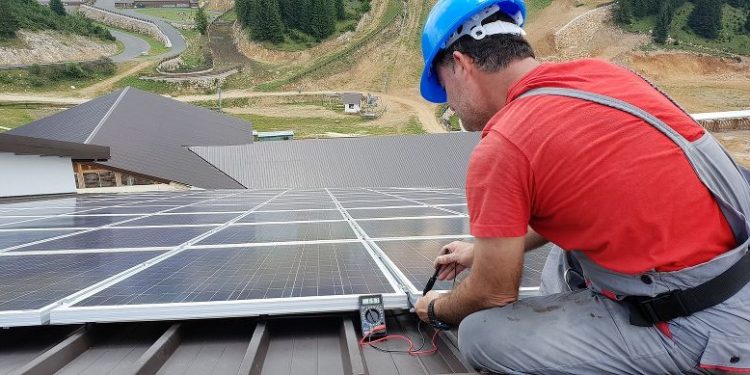 Pensiline fotovoltaiche per auto elettriche: cosa sono, come funzionano e vantaggi  