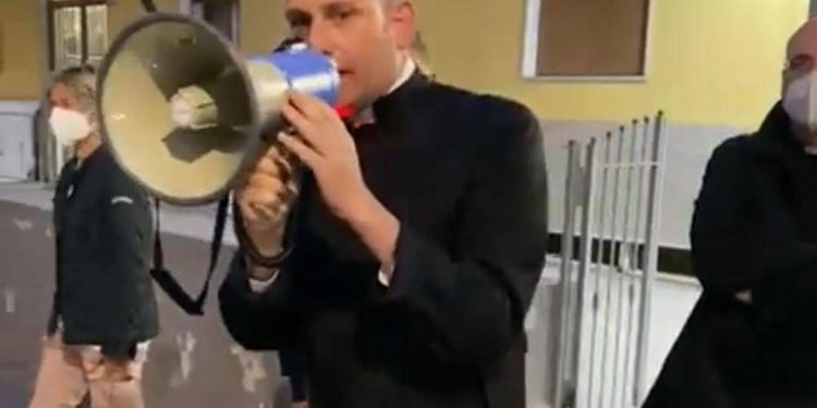 Agguato sventato a Don Antonio Coluccia durante marcia della legalità: arrestato 28enne, ferito agente scorta