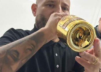 VIDEO-Fuochi d’artificio e champagne per festeggiare il ritorno a Ponticelli di Ciro Naturale